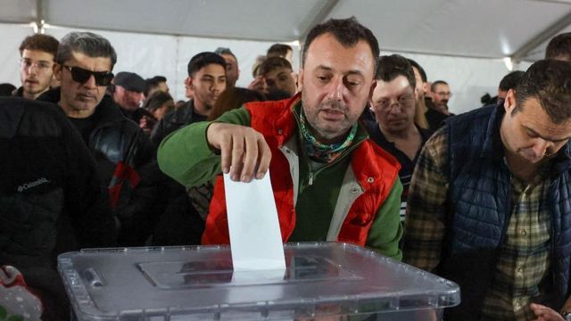 지난 23일 CHP의 당내 경선 투표에 참여하는 남성의 모습