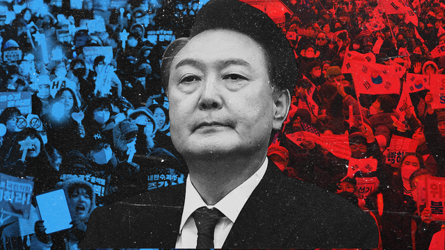 윤석열을 중심으로 왼쪽에는 탄핵 찬성 집회 참가자, 오른쪽에는 탄핵 반대 집회 참가자들이 배경으로 깔린 합성 이미지 
