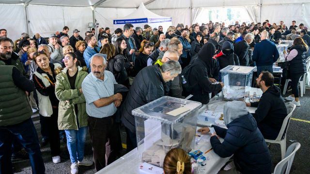 투표하고자 줄 선 사람들 
