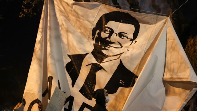 이마모을루 시장의 얼굴이 그려진 대형 포스터