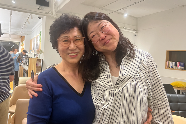 한태순씨와 입양인이 서로 안고 카메라를 향해 밝게 웃고 있다.