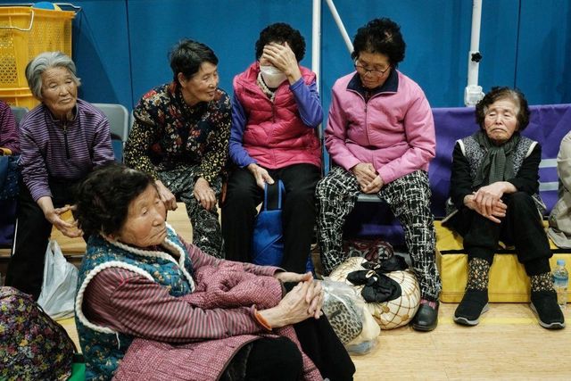 안동 산불 이재민들이 대피소에 있다