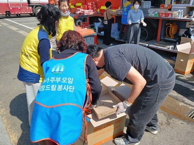 산불 피해를 돕기 위해 나선 자원봉사자들