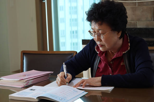 영어 공부를 하고 있는 한태순 씨