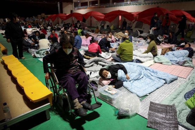 산불 화재에 대피소로 피신한 주민들 