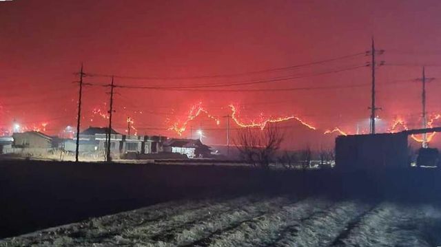 주택을 둘러싼 산에 불이 옮겨붙어 주변이 새빨간 연기로 둘러싸인 모습