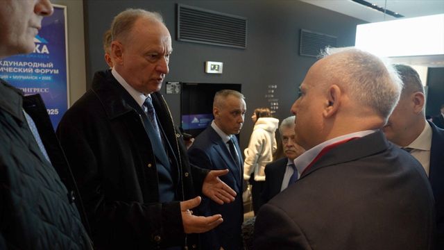 포럼에서 스티브 로젠버그와 이야기하는 니콜라이 파트루셰프