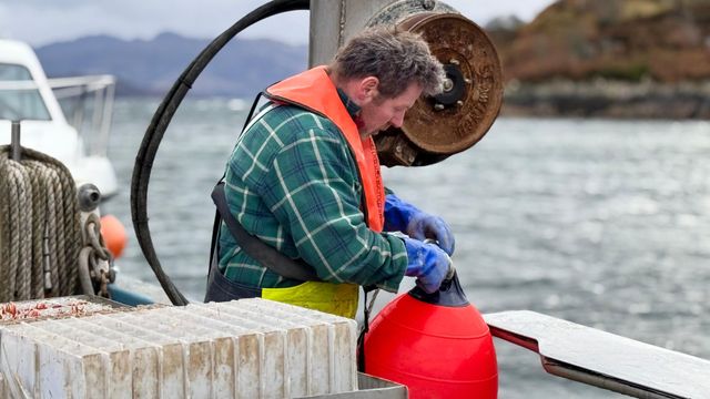 배 위에서 부표를 확인하는 발리 필프