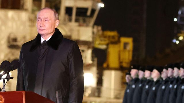 블라디미르 푸틴 러시아 대통령이 북극권 항구 도시 무르만스크에 있는 러시아 원자력 추진 잠수함 아르한겔스크(프로젝트 885M 야센-M)를 방문했다. 푸틴은 어두운 색의 긴 재킷을 입고 걷고 있다. 그의 옆에는 해군 장병들이 줄지어 서서 러시아 대통령을 지켜보고 있다.