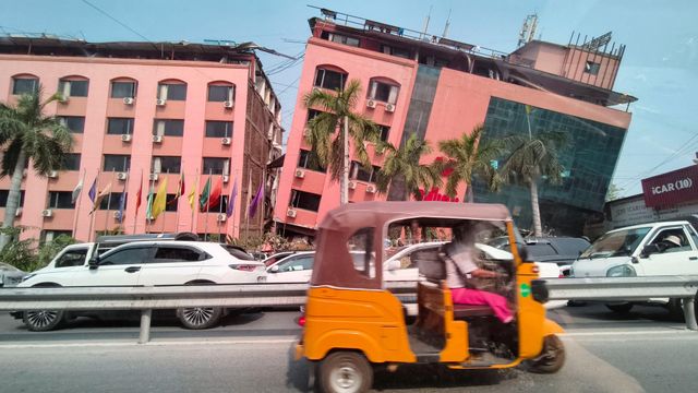 미얀마 중부 만달레이에서 강진이 발생한 후 운전자들이 파손된 건물 앞을 지나고 있다