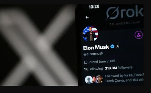 X는 블루스카이 같은 신생 소셜 미디어 기업에 밀려 사용자를 잃고 있다 