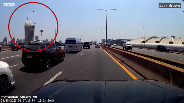 방콕의 고층건물이 무너지는 모습