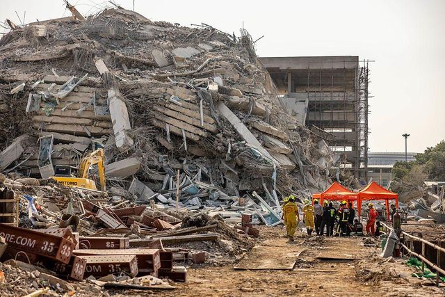 지진으로 무너진 고층 건물 공사 현장에 도착한 구조대 