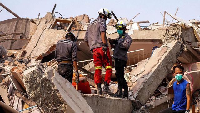 무너진 건물 잔해를 수색 중인 구조대원