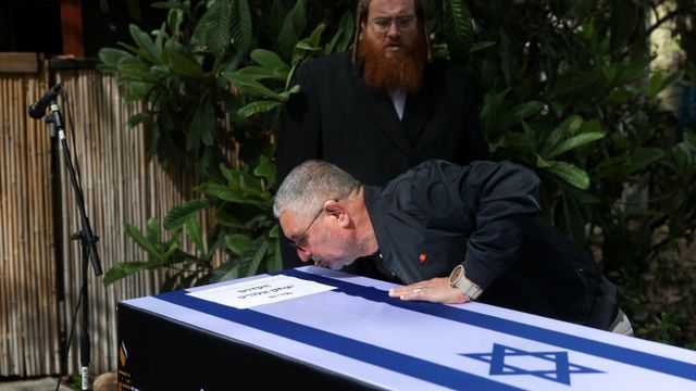 2023년 10월 7일 하마스의 이스라엘 공격 당시 납치되어 가자 지구에서 포로로 끌려갔다가 숨진 이치크 엘가랏의 관에 입을 맞추고 있는 형제의 모습(2025년 3월 3일 이스라엘 키부츠 ‘니르 오즈’에서 장례식이 열렸다)