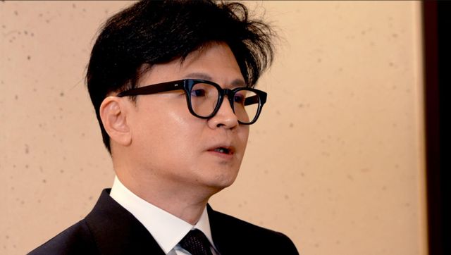 한동훈 전 국민의힘 대표가 서울 서초동의 한 카페에서 BBC와 인터뷰를 갖고 있다 