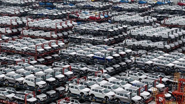 2024년 4월 16일에 촬영된 중국 동부 장쑤성 소재 타이창항 국제 컨테이너 터미널. 수출용 전기 자동차가 쌓여 있다