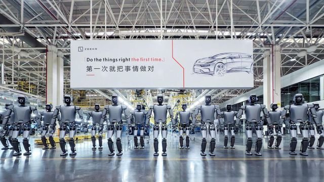 2025년 3월 1일 중국 저장성 닝보 소재 ‘지커’사의 5G 지능형 기술 공장에서 모여 있는 휴머노이드 로봇