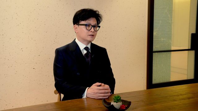 두 달만에 정계에 복귀한 한동훈 전 국민의힘 대표는 "지금은 계엄의 바다를 건너야 할 때"라고 말했다