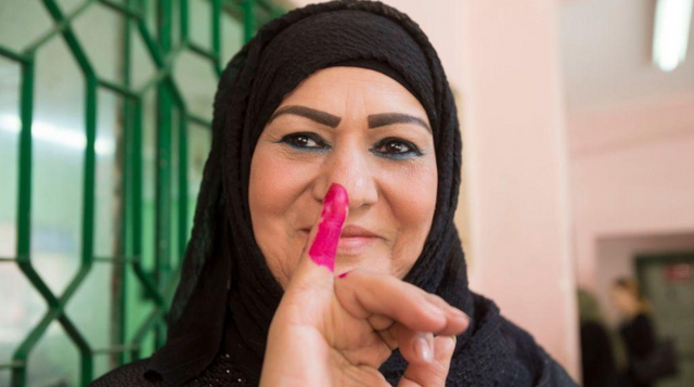 한 이집트 여성이 2018년 3월 26일 이집트 카이로에서 열린 3일간의 대선 첫날 투표소에서 투표한 후 잉크가 묻은 손가락을 보여주고 있다