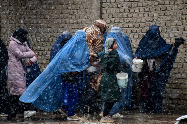 아프가니스탄 여성들은 형식적으로는 1919년에 투표권을 얻었지만, 탈레반은 여성들의 선거가 전혀 필요 없다고 여긴다
