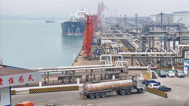 산동항 터미널에 정박한 유조선