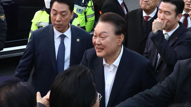 지지자들과 악수를 나누는 윤석열 대통령