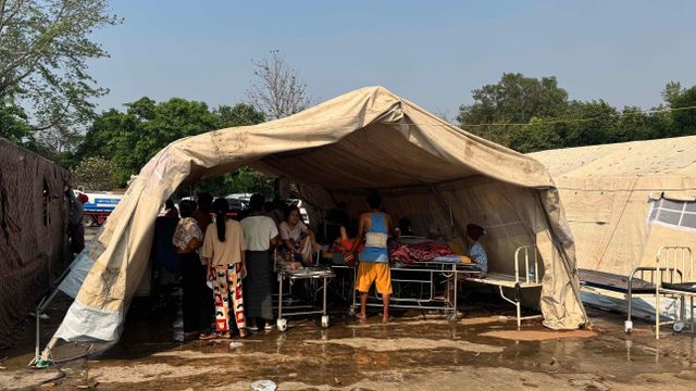 네피도의 병원 밖에 설치된 천막. 사람들이 누워 있거나 서 있는 모습