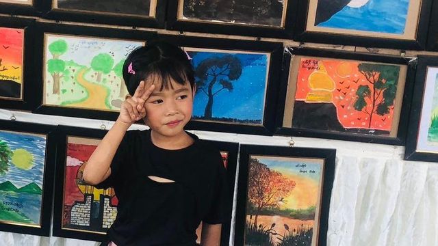 손으로 브이 사인을 하고 있는 텟 흐테르 산