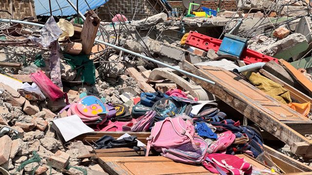 만달레이 카욱세 지역의 유치원 건물이 무너진 현장에 널브러진 아동용 책가방