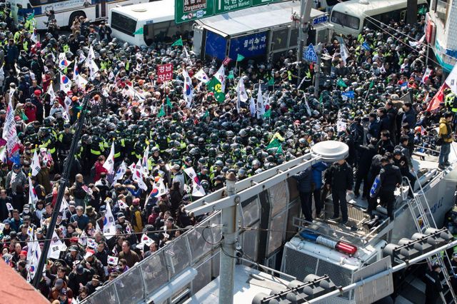 박근혜 전 대통령의 탄핵이 인용되자 경찰 차벽을 넘어 헌법재판소 진입을 시도하는 시위대
