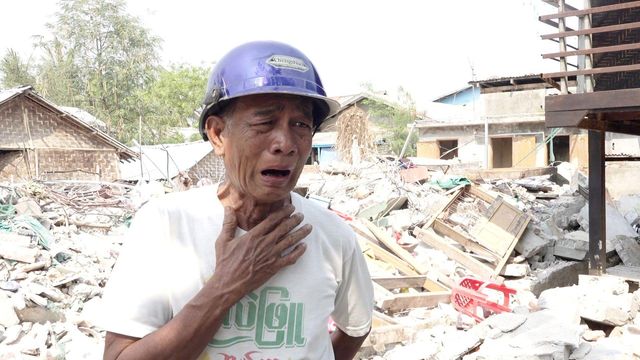 보라색 안전모를 쓴 키웨 나인이 목에 손을 얹고 괴로워하는 모습