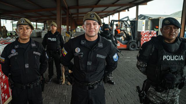 항구에서 만난 과야킬 시장과 경찰들