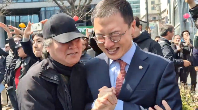 두 손을 맞잡고 기뻐하는 김상욱 의원