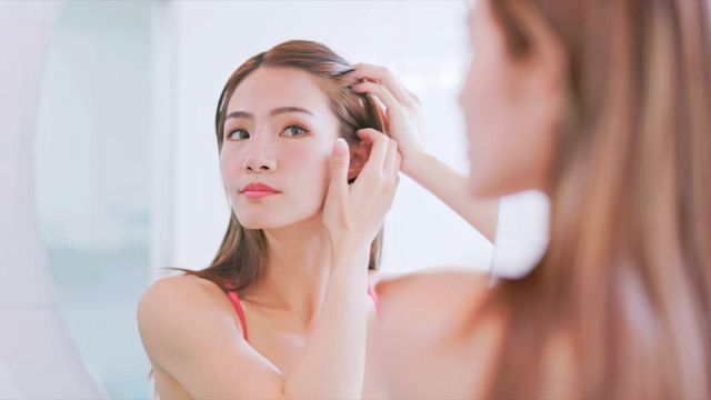 거울을 살펴보는 여성