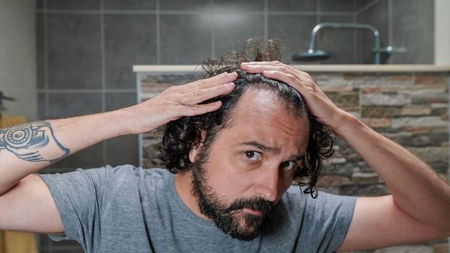 거울을 살펴보는 남성