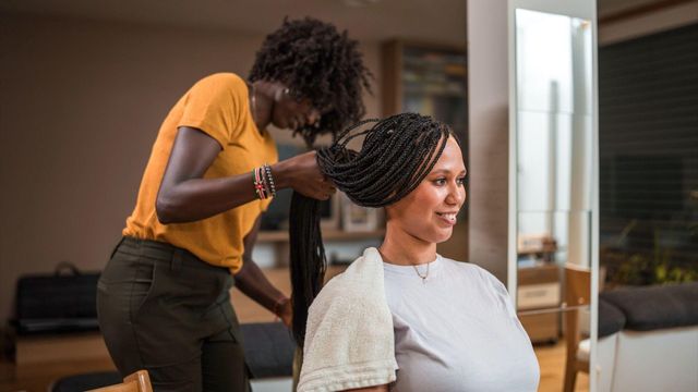 여성의 머리를 땋는 헤어 스타일리스트