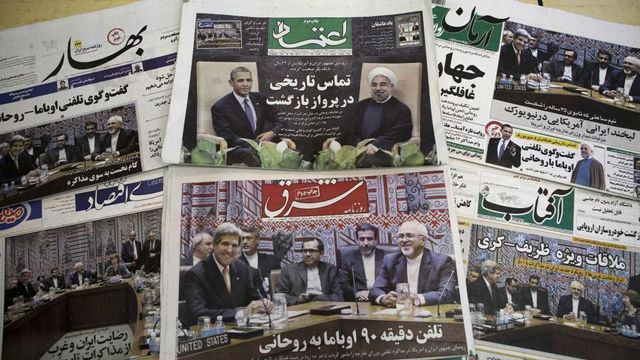 2013년 9월 28일 테헤란에서 촬영된 사진은 이란 신문들이 하산 로하니 전 대통령, 오바마 전 대통령, 자바드 자리프 외무장관, 존 케리 당시 미 국무장관의 사진을 일면에 실은 모습이다