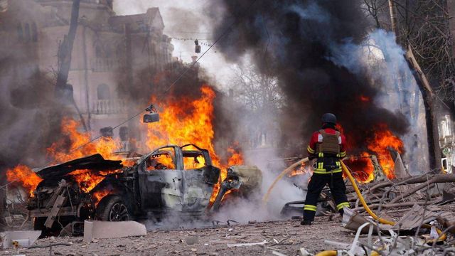 불이 붙은 차량에 물을 뿌리는 소방대원의 모습