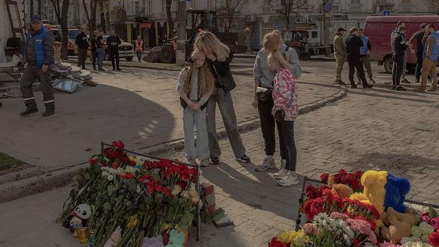 희생자들을 추모하는 시민들의 모습