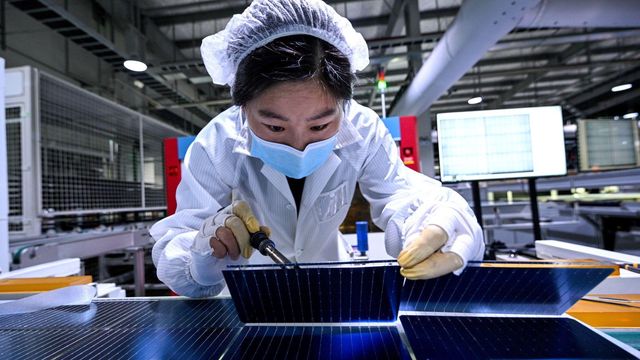 2025년 1월 23일 중국 장쑤성 동부 시홍현의 한 공장에서 한 여성이 태양광 패널 생산 라인에서 일하고 있다