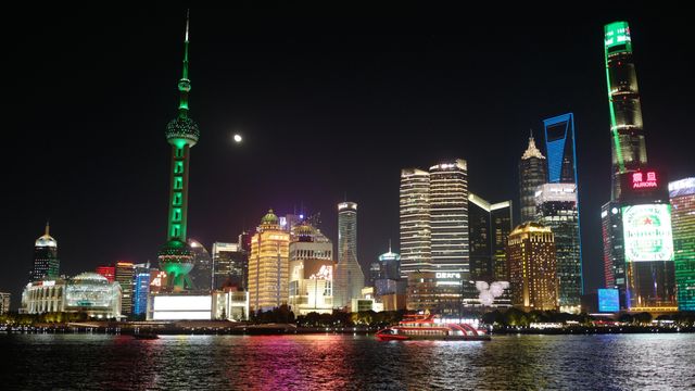 2023년 11월 2일 상하이의 관광 지역 와이탄 강변의 야경