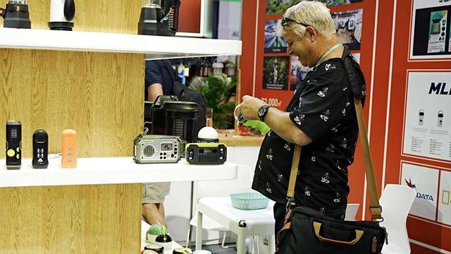 전자기기를 살펴보는 남성의 모습