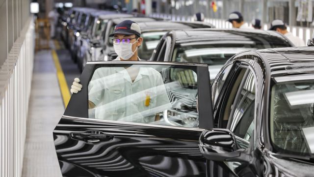 2020년 9월 3일 중국 중부 후베이성 우한에 있는 중일 합작사 둥펑혼다의 조립 공장에서 한 작업자가 신차를 검사하고 있습니다.
