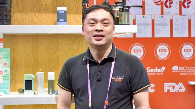 회사 로고가 새겨진 폴로 티셔츠를 입고 있는 라이오넬 쉬