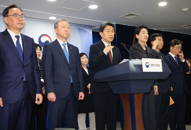 브리핑 중인 이주호 교육부 장관