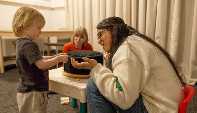 유아와 놀이하는 연구원의 모습