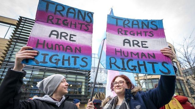 ‘트랜스젠더의 권리는 인권이다’고 적힌 팻말을 들고 시위하는 사람들의 모습