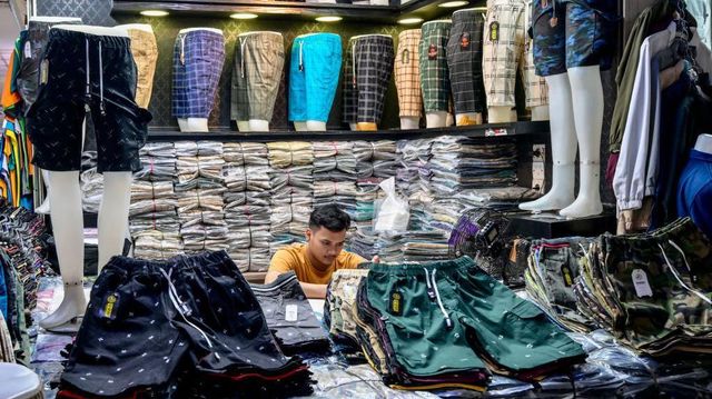 자카르타 소재 타나 아방 시장의 소규모 옷 가게