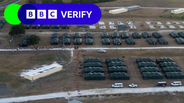 일렬로 설치된 텐트의 모습